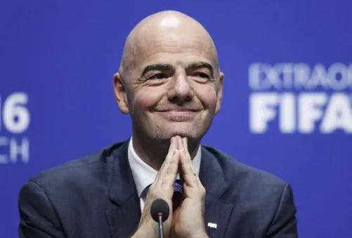Le président de la FIFA vient aujourd'hui au Kosovo, décoré par Vjosa Osmani