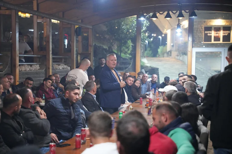 <x0) - Imri Ahmeti tient un rassemblement dans le village de Gadima à Lipjan