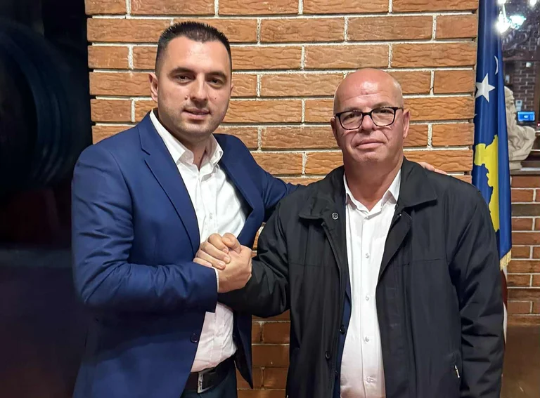 Smajl Latifi reçoit le soutien du nouveau Fahri Fazliou, petit-fils des héros de la nation bahri et Fahri Fazliu