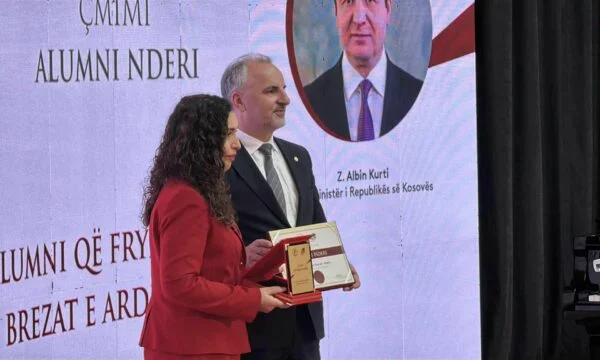 Osman accepte le prix d'honneur des anciens de Rector Upset