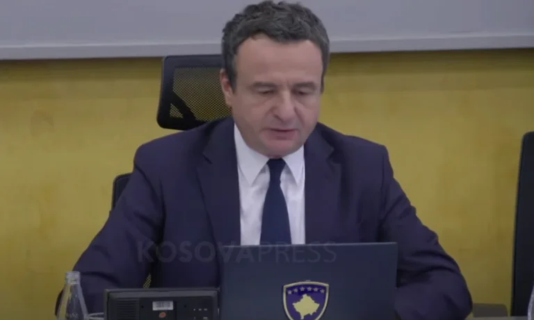 Qeveria në detyrë pak para zgjedhjeve ndan nga 100 euro për studentët