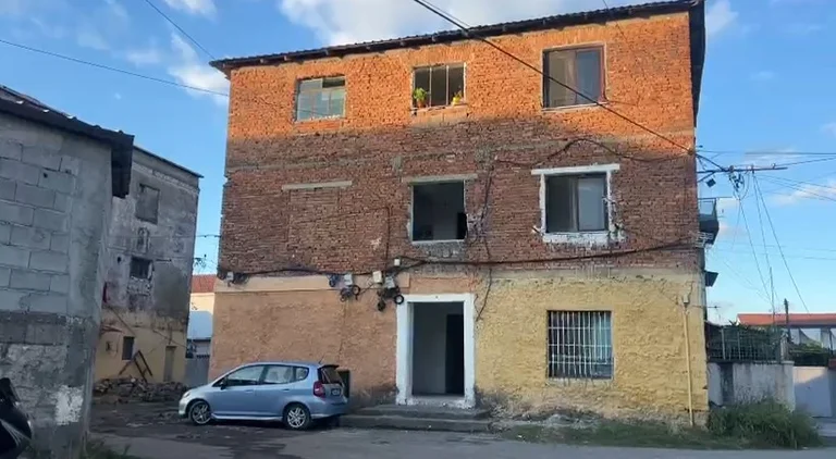 C'est la propriété qui a conduit à des événements tragiques au sein de la Cour à Tirana