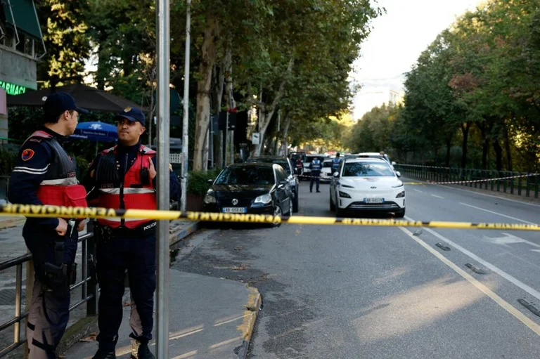 Meurtre au sein de la Cour, accompagné de la police dans le hall