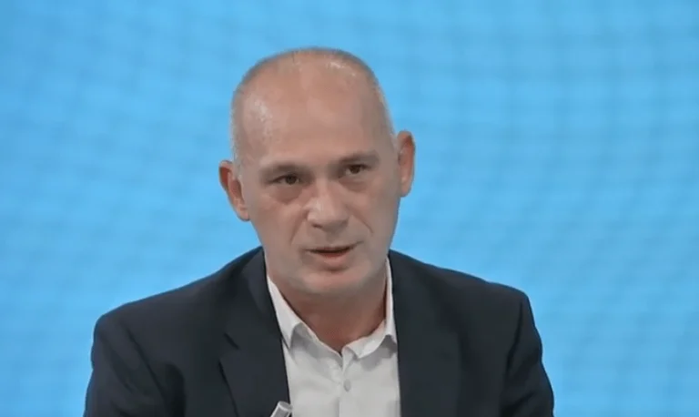 Humolli: Vend që SHBA-ja me qenë e lirë dhe shqiptarët me mbrojtë veten, ajo i mban mashqit e vet këtu
