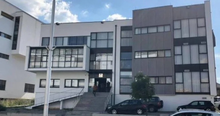 Réelle à une personne pour le trafic de stupéfiants et d'armes non autorisés à Gjakova