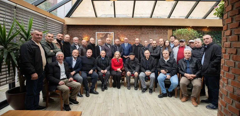 Agim Aliu rencontre des membres des associations de guerre : gratitude pour ceux qui donnent tous pour la liberté