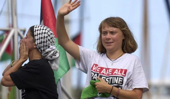 Le navire de l'activiste grec Thunberg, lancé pour envoyer de l'aide à Gaza, aurait été attaqué.