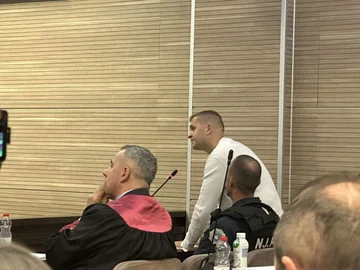 Obtoženec Naim Mursel vpraša pravnega zdravnika: Ali poročilo potrjuje, da sem ob umoru obdržal ženo?