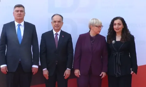Osmani arrive à Durres pour le Sommet de Brdo-Brion, attendu par Begaj