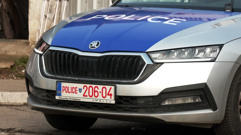 Il a vu sa voiture brûler, le propriétaire à Vushtri près de la scène trouve une bouteille de gaz.