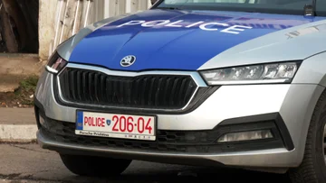 Videl je, kako mu gori avto, lastnik v Vushtrriju blizu kraja najde plinsko steklenico.