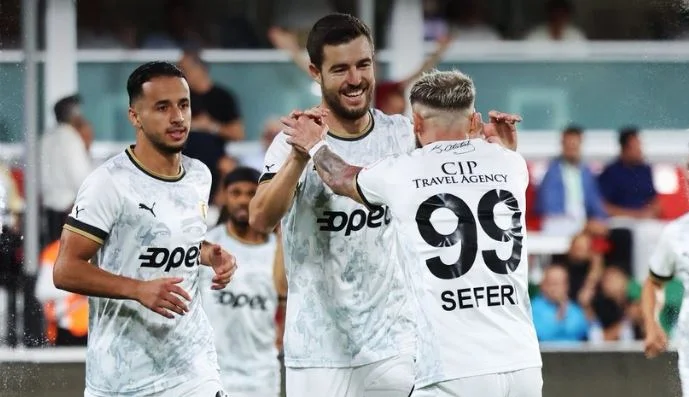 Non invité par Sylvinho, Sefer marque deux buts en Turquie