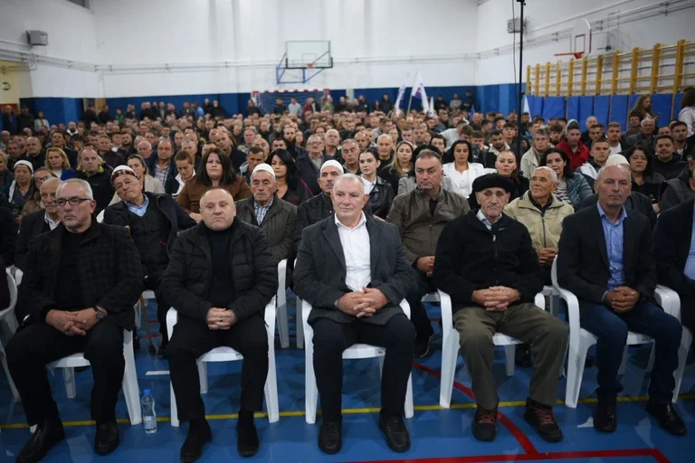 Shukri Bouja est accueilli avec enthousiasme dans plusieurs villages de la municipalité de Lipjan