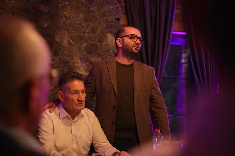 Arber Ismaili meglátogatja a Mehmeti családot, megkéri a polgárokat, hogy szavazzanak, Nazim Mehmeti, 28-as számmal.