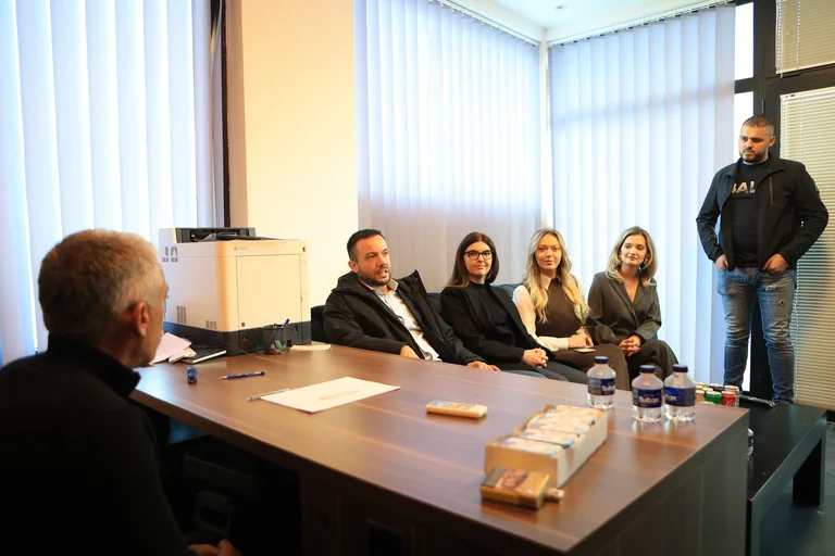 Tahiri visite des entreprises à Mitrovica, promet soutien au développement économique