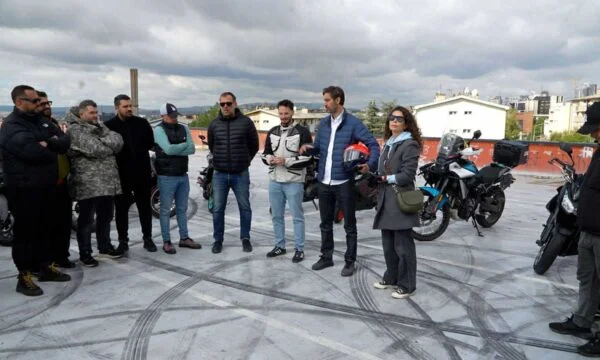 Ismaili Bridge rencontre les automobilistes : Sécurité, régulation du bruit dans les rues de Pristina, piste dédiée