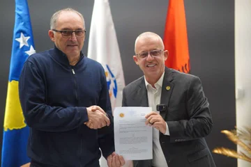 Šaqir Totaj in Halil Kastrati znak za gradnjo 50 novih hiš za Prizrenove družine v stiski