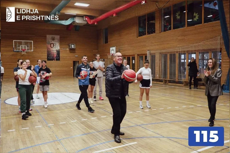 “Plus de sports, plus de succès”, Coupe promet un soutien aux filles de basketball de Pristina