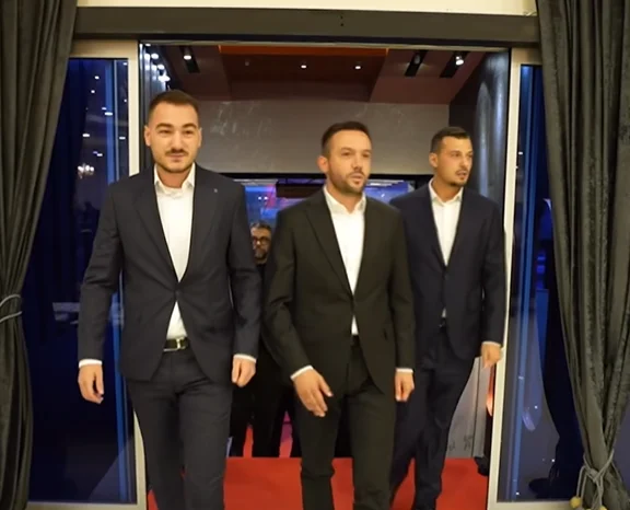 VIDEO: Le fils de Hashim Thaci et le fils de Kadri Wessel viennent au soutien d'Arian Tahiri pour le président de Mitrovica