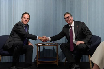 Poti se iz zadrege Rutte pri “4 očeh” zahteva odgovornost za napad na Banjsko.