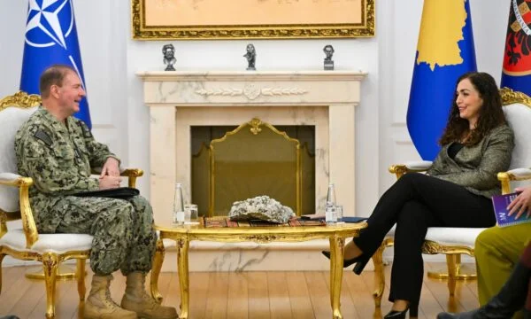Osman találkozik Munsch admirálissal: kapcsolatok a KFOR-ral a koszovói stabilitás szempontjából