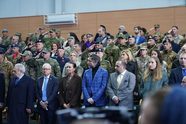 “gancia a békés jövőért”: Rama részt vesz a KFOR parancsnoki váltási ceremóniáján