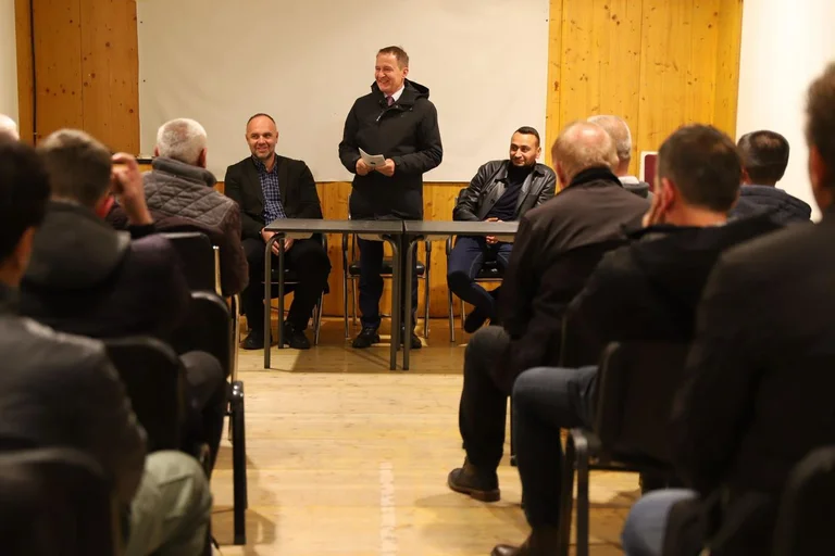 Ferit Idrizi polgármester találkozik a városi kastélyban lakó lakóival.