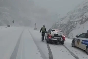 Snežni oblaki otežujejo kroženje na več mejnih točkah