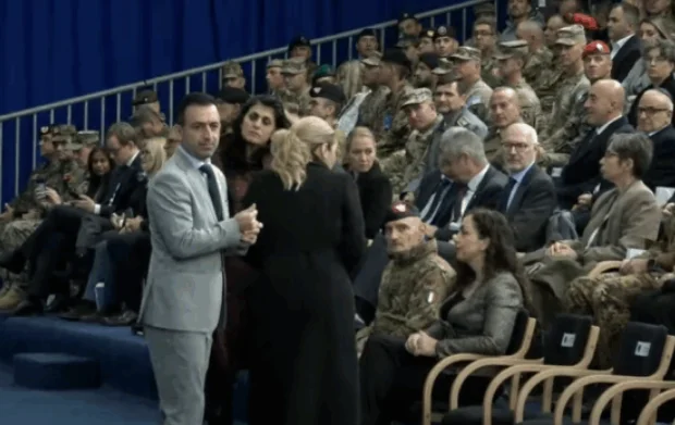 A Damal Basha néhány perc gyalog, nem találja az országot KFOR ünnepségén. [Getty Képek] VIDEOS]