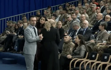 Dimal Basha ostane nekaj minut peš, ne najde države na slovesnosti KFOR. [Gostty slike] VIDEOS]