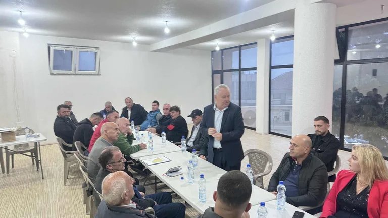 Az Agron Kuci fejlesztési projekteket mutat be a román szomszédság lakosai előtt