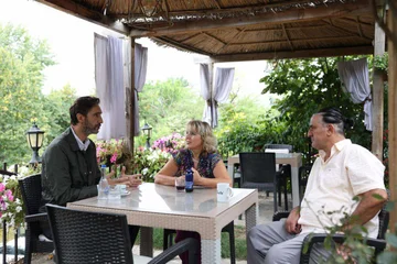 Ursman Ismaili vrne kreativno kampanjo prvih štirih let, presenečen nad obiskom družine Šala Taslidja