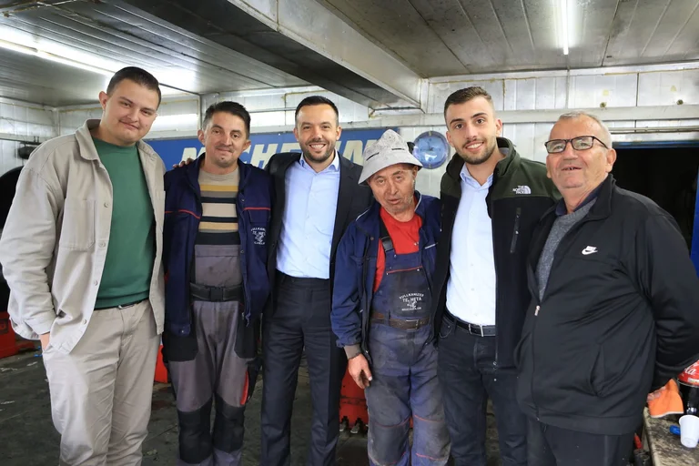 Tahiri meglátogatja a népszerű gomisteria Mitrovica: munkájuk mozgásban tartja a várost