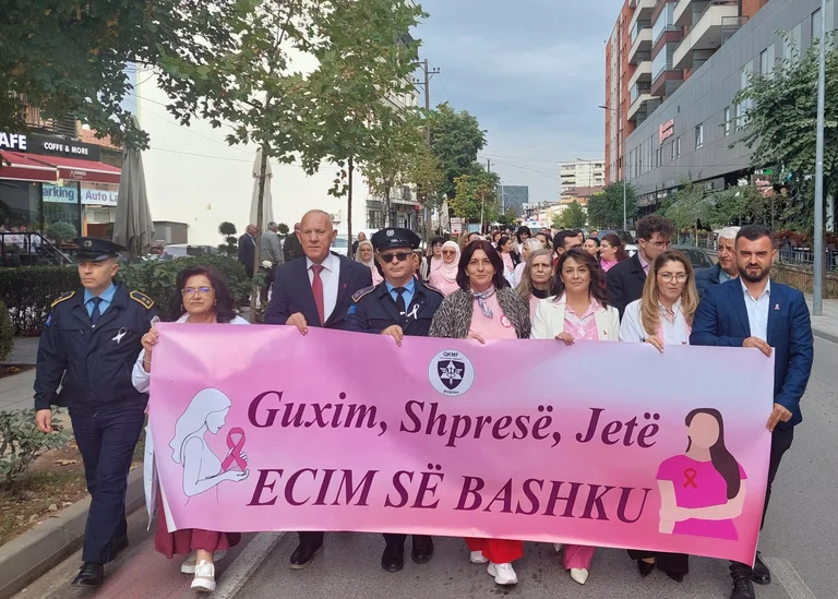 A prizreni rendőrség részt vesz szenzációhajhász-ellenes, feaciális rákfelvonuláson