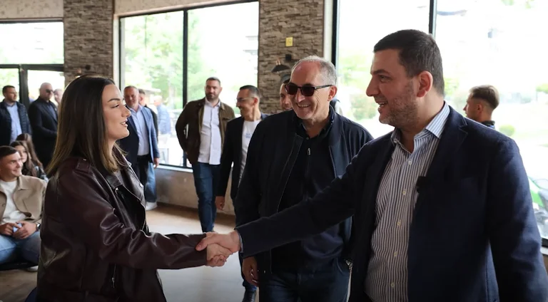 Memli Krasniqi találkozik a diákok Prizren: Shaqu, ez a város teremt lehetőségeket a fiatalok építeni a jövőt itt