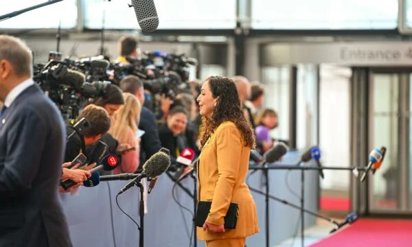 “Egy uniós vezető képmutató? ”, Osman azt kérte, hogy kritizálja az EU-t a szerbiai simogatásért.