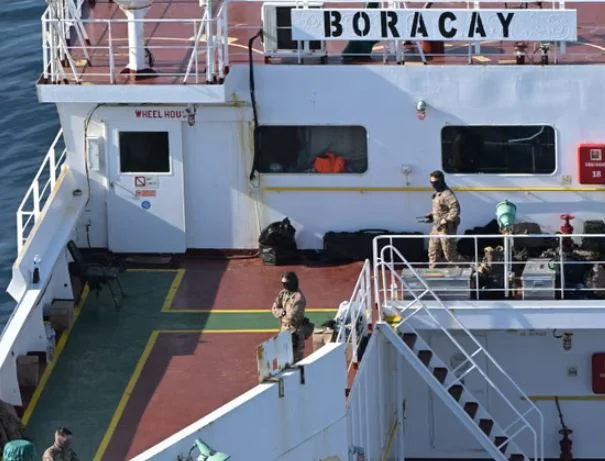 A francia hadsereg földjei egy Oroszországhoz köthető olajtartályban, azzal a gyanúval, hogy félelmeket keltenek.