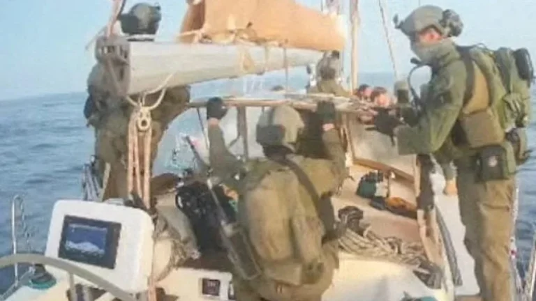 Az izraeli hadsereg 13 hajót kényszerített a humanitárius flottából, 30 hajó még mindig úton van Gázába.