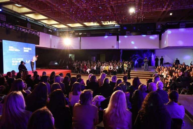 Ismaili Bridges rally Pristina nők és lányok: Capital Equal After 12 Október