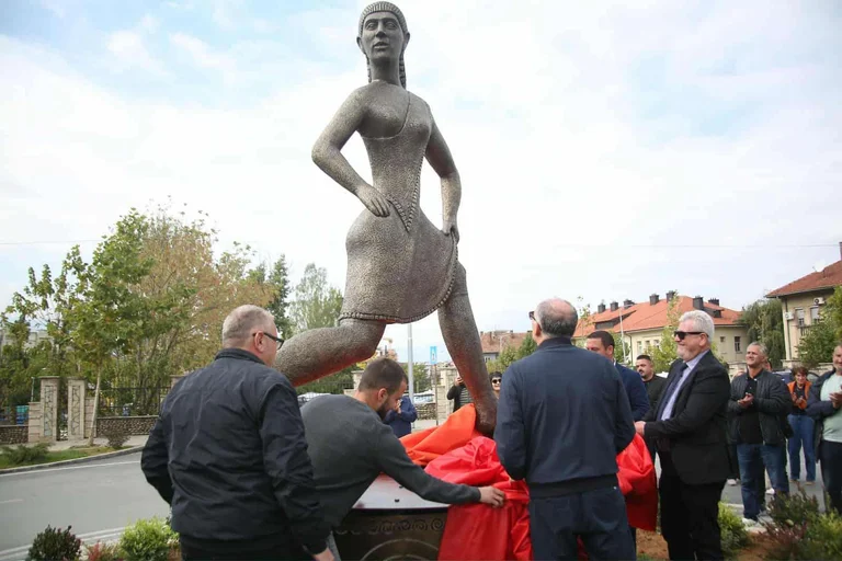 “Prizren fejlesztő” Totaj: Városi azonosító része