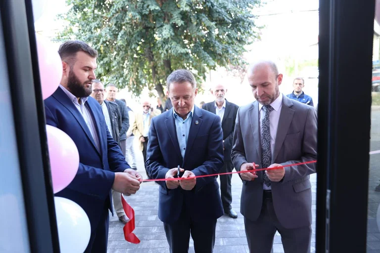 Ferit Idrizi részt vesz egy oktatási és napi stand center megnyitóján
