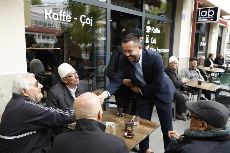 Arian Tahiri találkozik a nyugdíjasokkal: Mitrovicának lesz egy otthona, ami méltó az idősekhez, gondoskodással és méltósággal, ahogy megérdemlik.