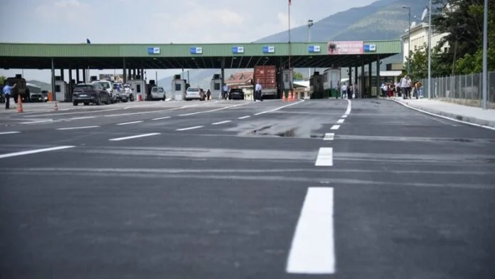 Il a mis 5 euros dans des documents de voyage pour traverser la frontière, Serbe arrêté à Vremica