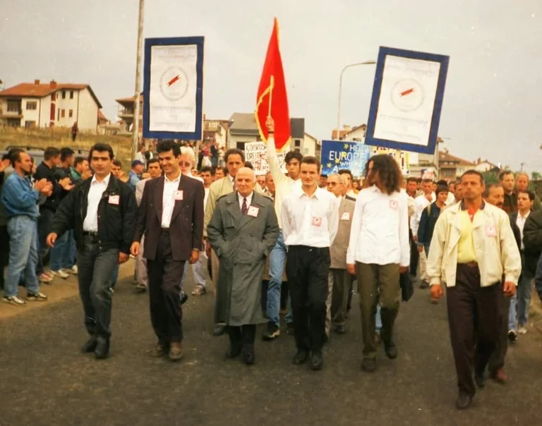Kurt emlékeztet október 1: Diáktüntetések előtt Koszovó Felszabadítási Hadsereg tisztességes küzdelem