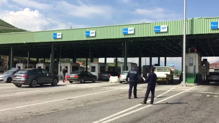 Kosovo의 48 세 체포 모리나에서, 알바니아에서 차량의 smuggle 부품 시도