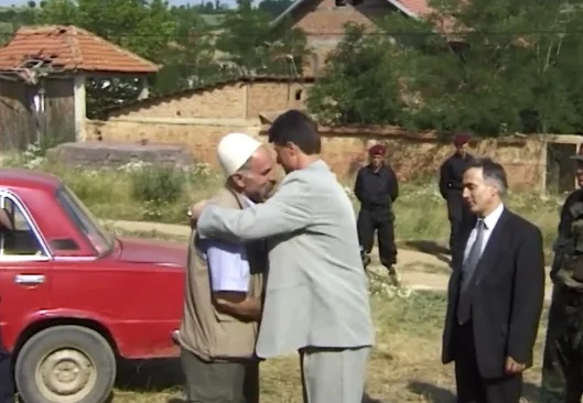 1999 년 9 월 문서 : Hashim Thaci는 Rifat Jashari에서 지원을 추구하기 위해 Prekaz에 갔다