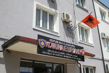 Mestna občina Lipjan pojasnjuje javno pogodbo: V.V.-jeva interpretacija kandidata je namenjena potrošnji kampanje, težnji po javni dezinformaciji