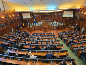 Septembrska plača za vsakega poslanca za približno 2 tisoč evrov brez delovnega dne