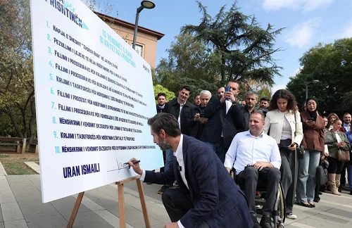 Ismaili Bridge는 Pristina Chairman의 첫 10 결정에 서명합니다.