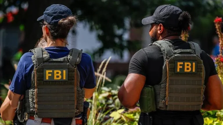 FBI는 George Floyd의 protest에서 사진 에이전트 무릎을 꿇고 다운로드